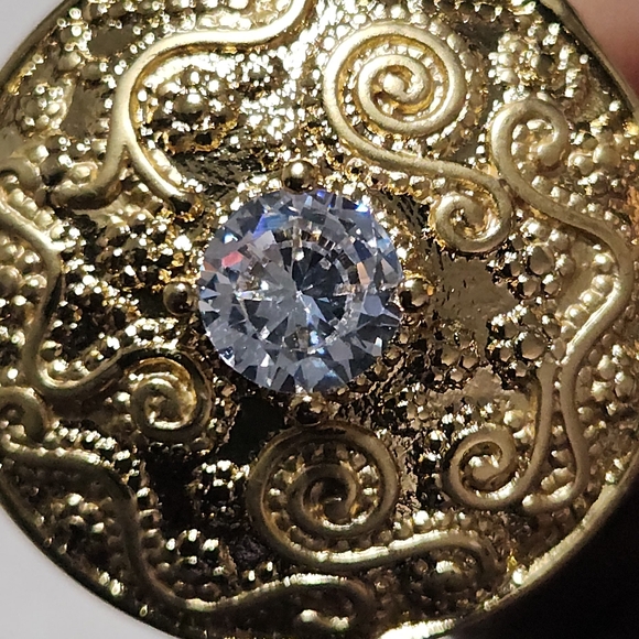 Elegant 18K Gold Stud Earrings with Crystal Accent - Picture 4 of 4